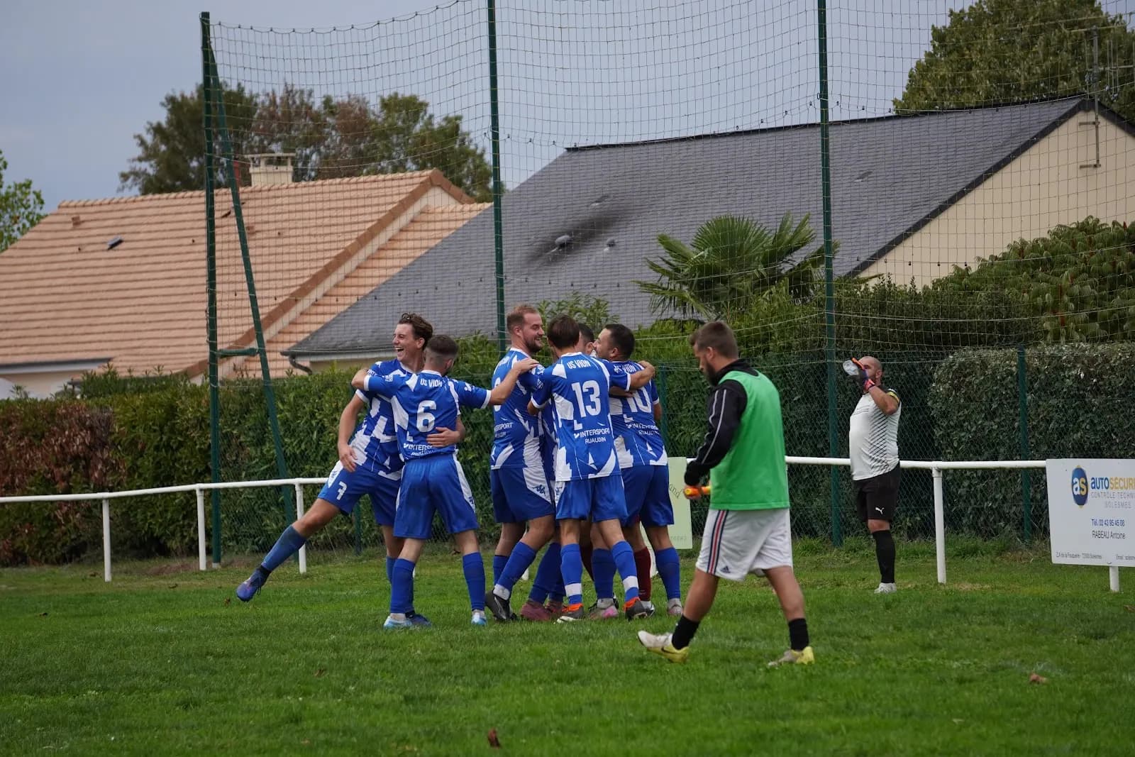 Les joueurs se rassemblent pour célébrer un but